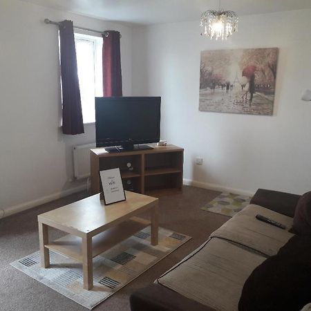 5 Bed House With Free Secure Parking In Pleasant Quiet Location Villa Wolverhampton Exterior foto