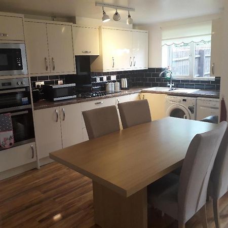 5 Bed House With Free Secure Parking In Pleasant Quiet Location Villa Wolverhampton Exterior foto