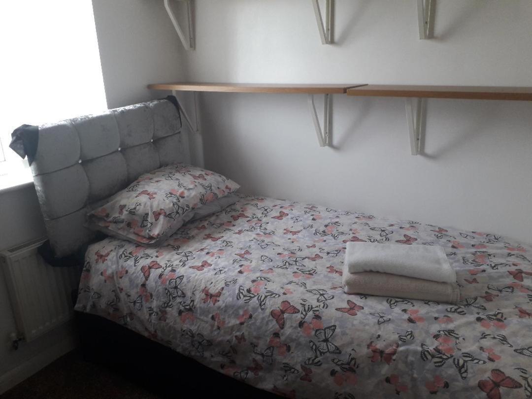 5 Bed House With Free Secure Parking In Pleasant Quiet Location Villa Wolverhampton Exterior foto