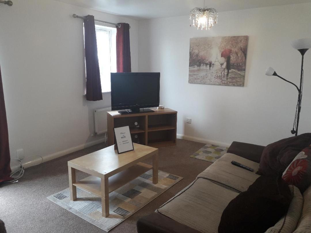 5 Bed House With Free Secure Parking In Pleasant Quiet Location Villa Wolverhampton Exterior foto