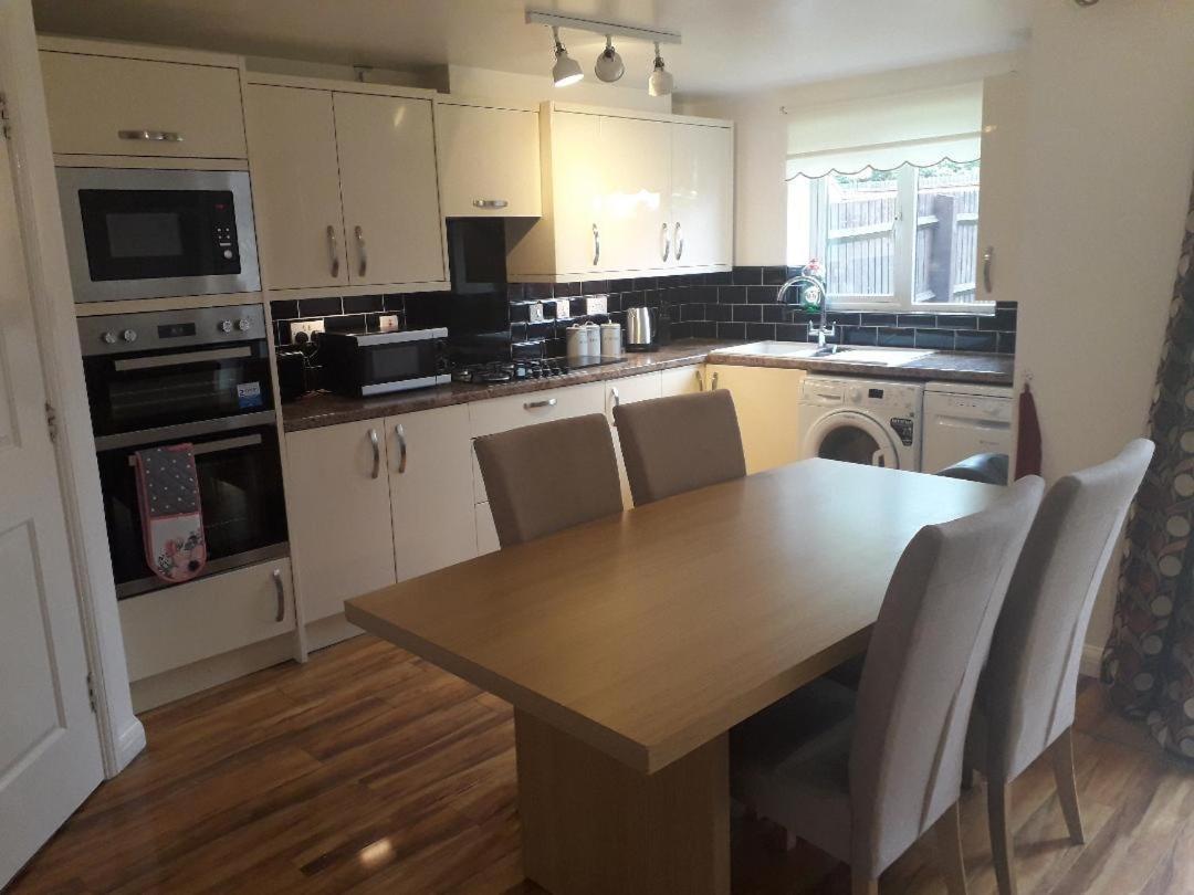 5 Bed House With Free Secure Parking In Pleasant Quiet Location Villa Wolverhampton Exterior foto