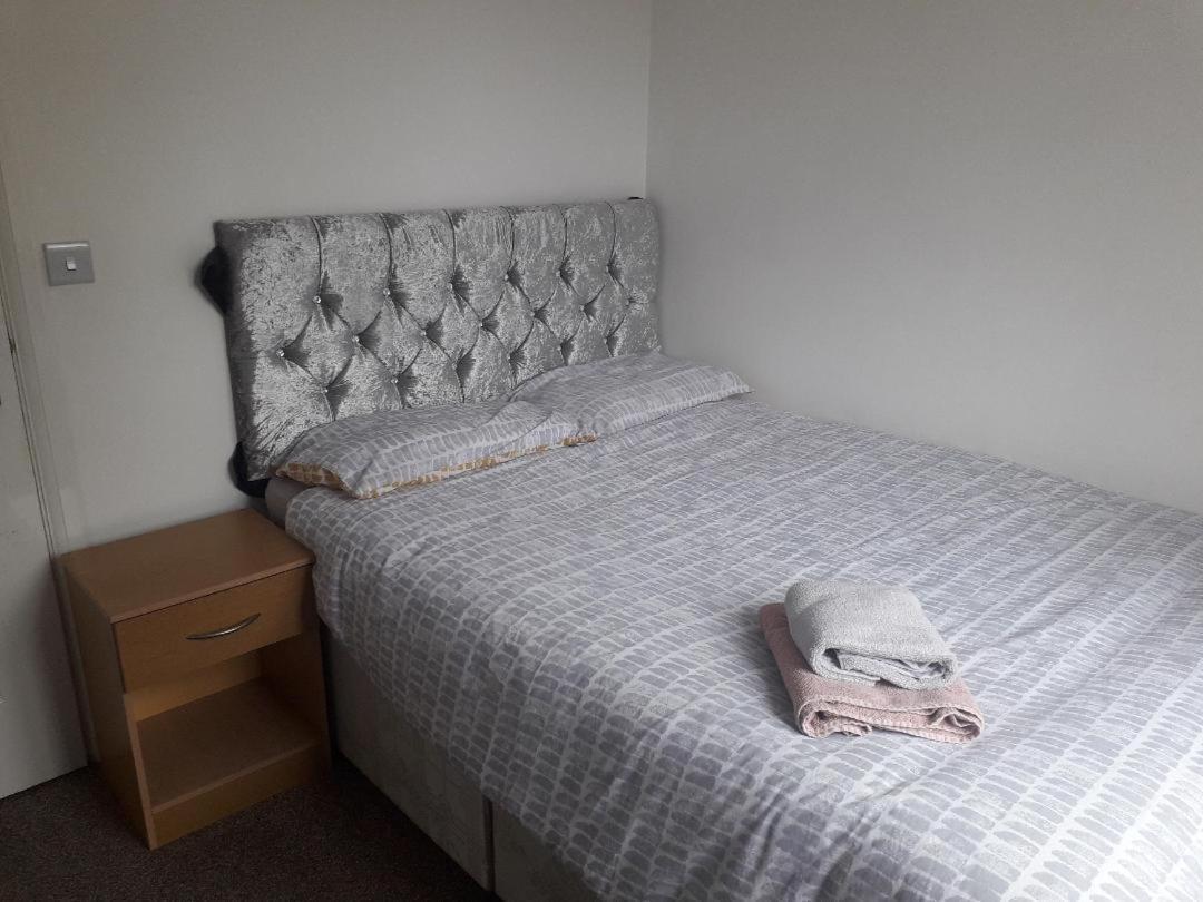 5 Bed House With Free Secure Parking In Pleasant Quiet Location Villa Wolverhampton Exterior foto