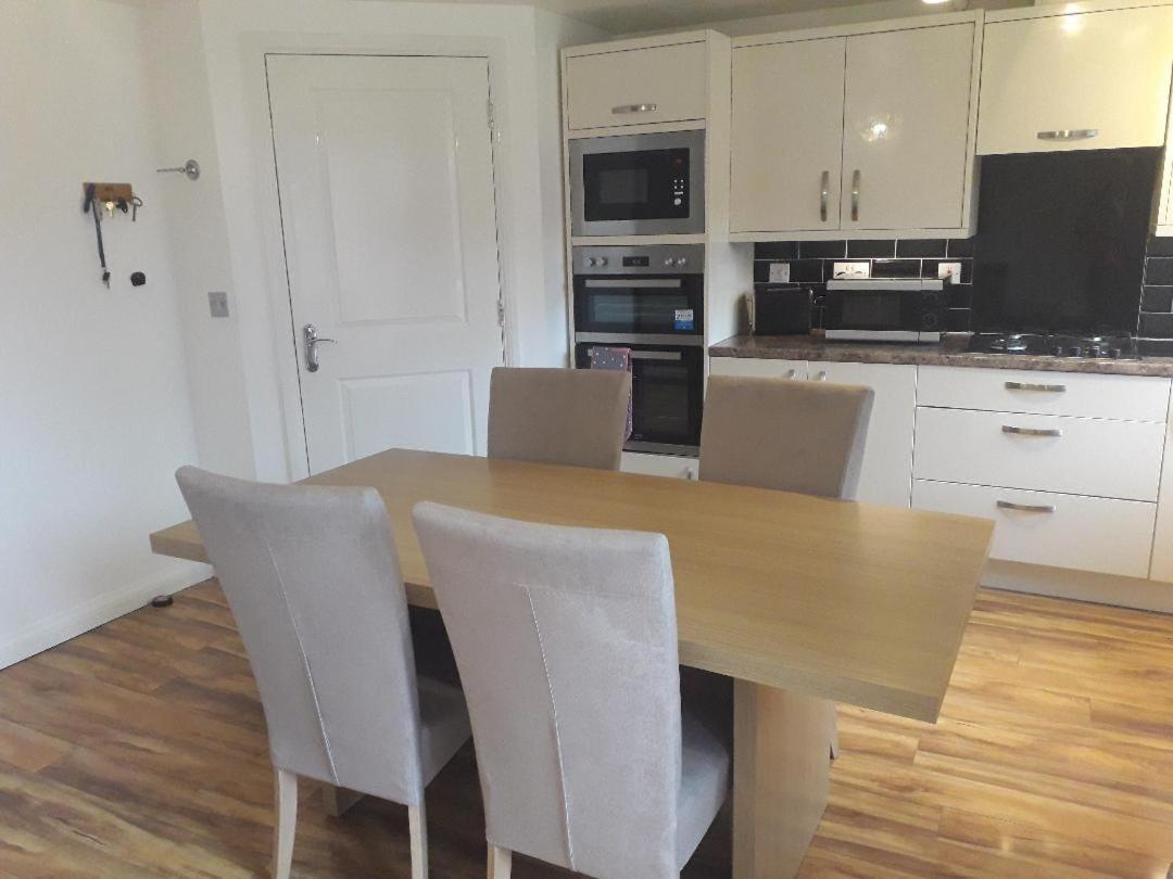 5 Bed House With Free Secure Parking In Pleasant Quiet Location Villa Wolverhampton Exterior foto