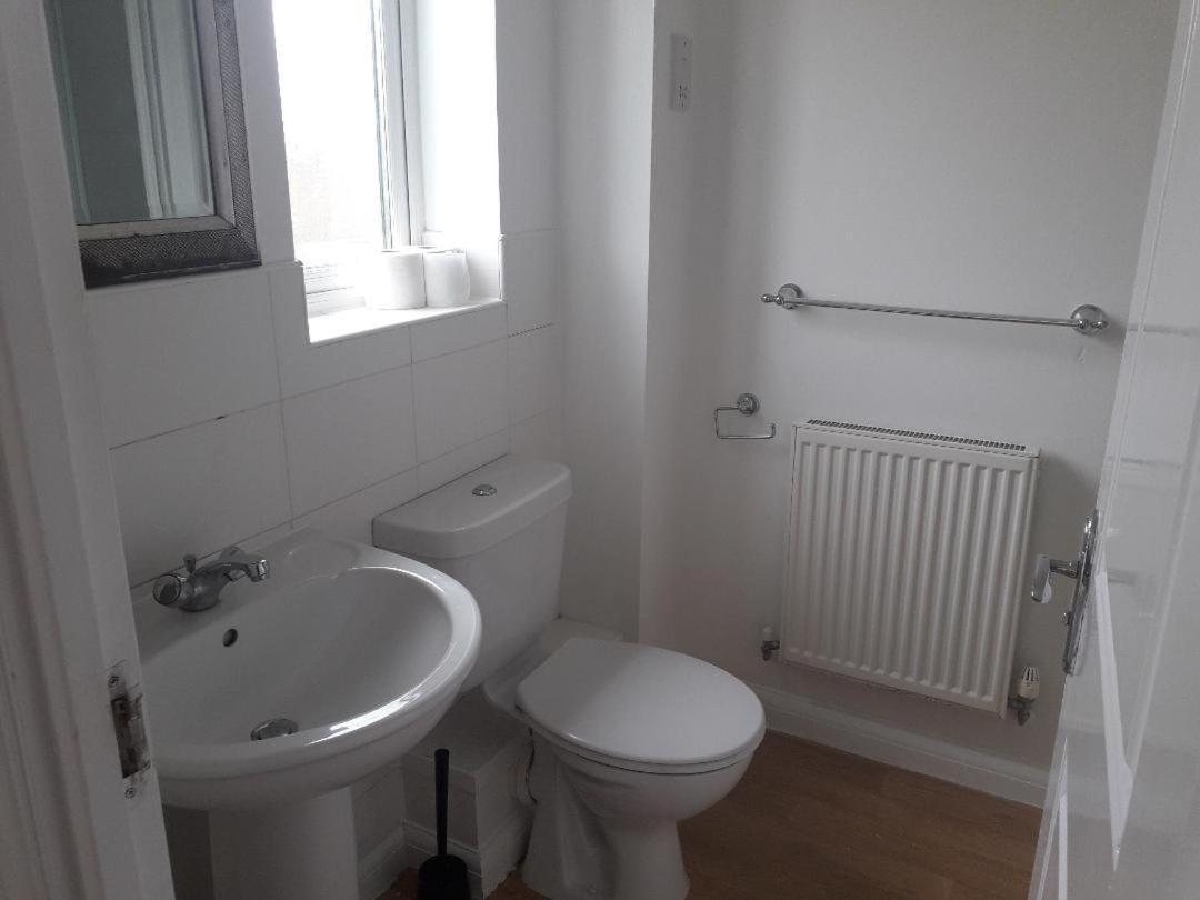 5 Bed House With Free Secure Parking In Pleasant Quiet Location Villa Wolverhampton Exterior foto