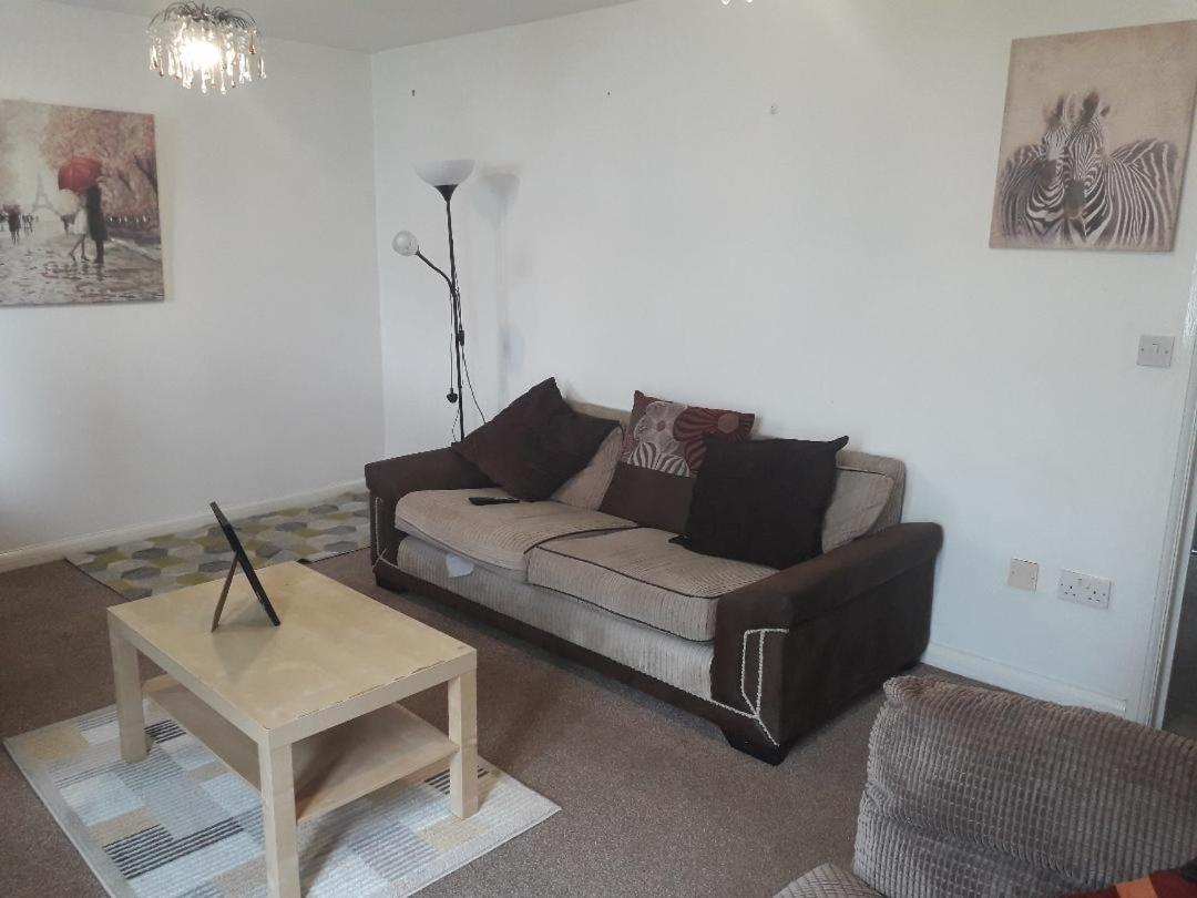 5 Bed House With Free Secure Parking In Pleasant Quiet Location Villa Wolverhampton Exterior foto