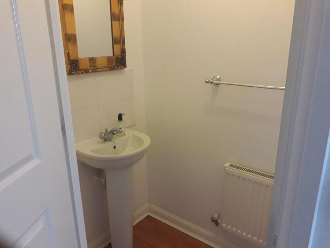 5 Bed House With Free Secure Parking In Pleasant Quiet Location Villa Wolverhampton Exterior foto
