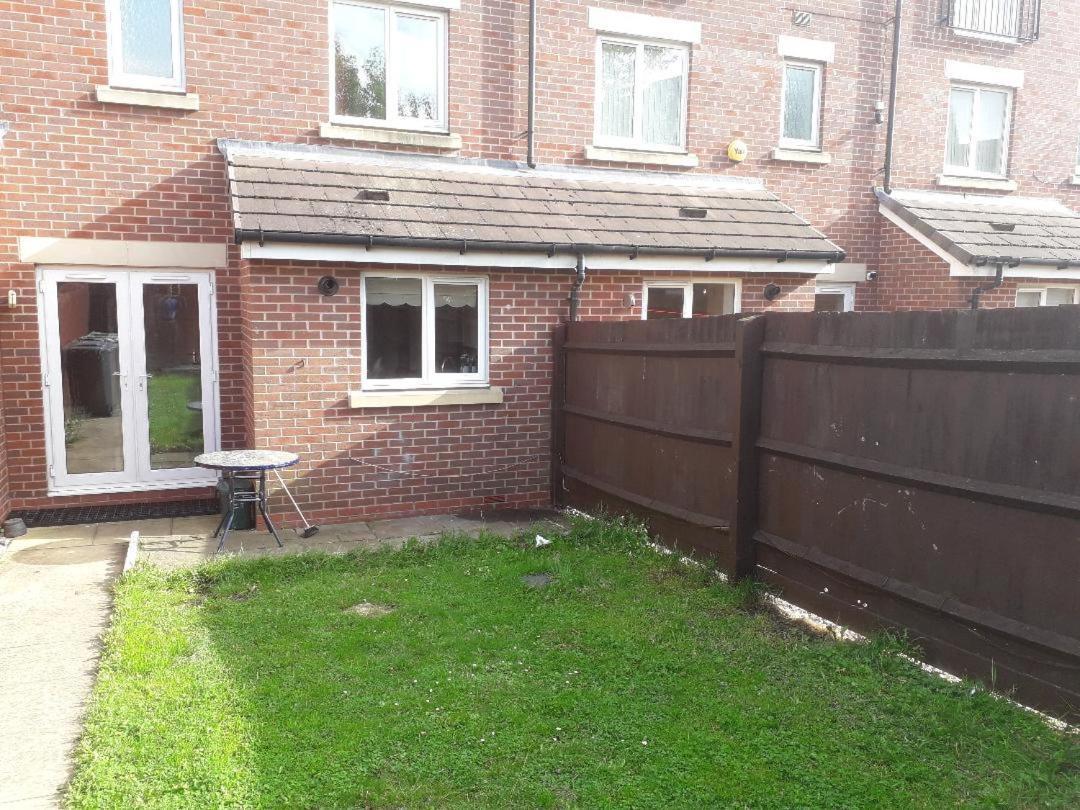 5 Bed House With Free Secure Parking In Pleasant Quiet Location Villa Wolverhampton Exterior foto
